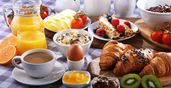 Snídaně Podávaná Kávou Pomerančovým Džusem Croissanty Palačinkami Vejci Cereáliemi Ovocem — Stock fotografie