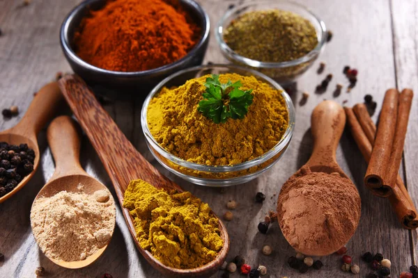 Ahşap mutfak masasında değişik baharatlar var..