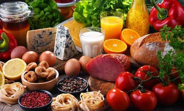 Berbagai Produk Makanan Organik Atas Meja Dapur Kayu — Stok Foto