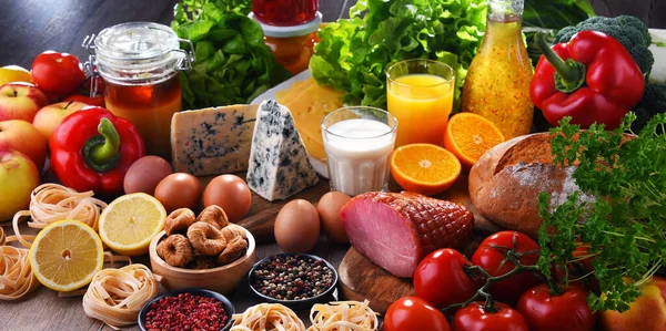 Diverse Biologische Voedingsproducten Houten Keukentafel — Stockfoto