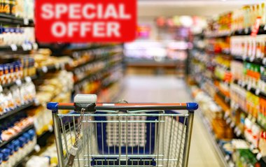 Süpermarketin rafında bir alışveriş arabası.