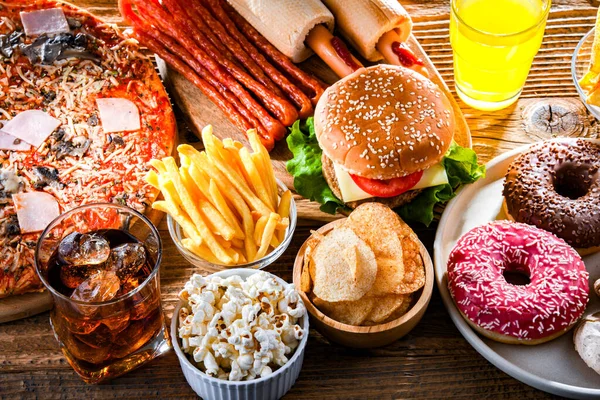 Foods enhancing the risk of cancer. Junk food