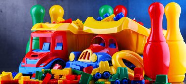 Renkli plastik çocuk oyuncaklarıyla kompozisyon.