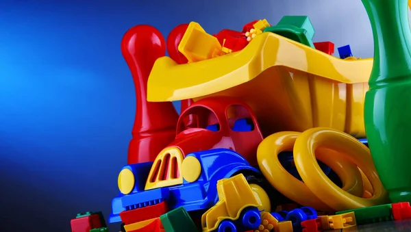 Композиція Барвистими Пластиковими Дитячими Іграшками — стокове фото
