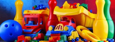 Renkli plastik çocuk oyuncaklarıyla kompozisyon.
