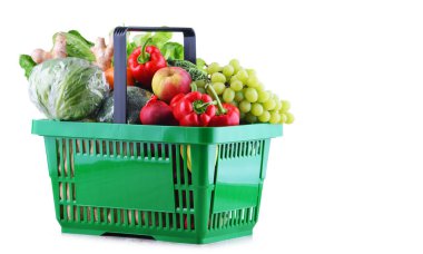 Taze organik meyve ve sebze alışveriş sepeti beyaz izole plastik