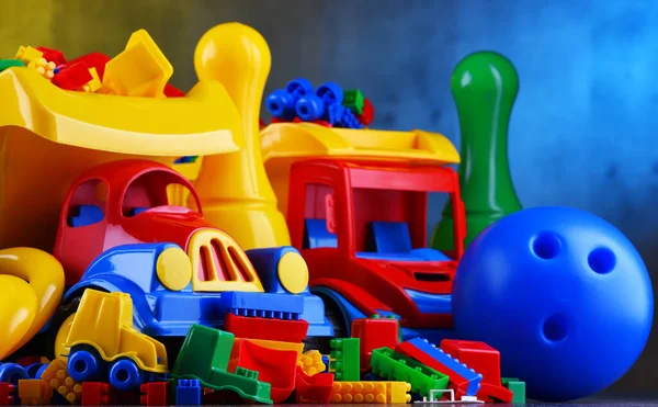 Komposition Mit Bunten Plastikspielzeugen Für Kinder — Stockfoto