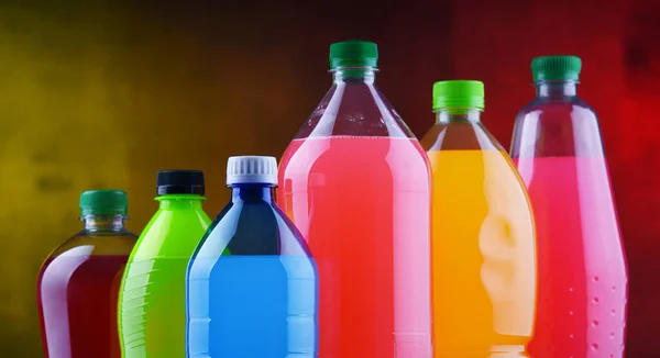 Botol Plastik Berbagai Macam Minuman Ringan Berkarbonasi Dalam Berbagai Warna — Stok Foto