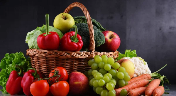 ウィッカーバスケットの新鮮な有機果物や野菜 — ストック写真