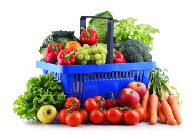 Taze organik meyve ve sebze alışveriş sepeti beyaz izole plastik