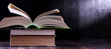 Masanın üzerinde açık bir kitapla kompozisyon.