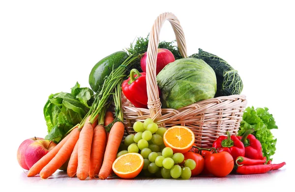 Frutas Legumes Orgânicos Frescos Cesta Vime Isolado Branco — Fotografia de Stock