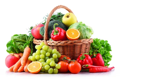 在白色的柳条篮中分离新鲜的有机水果和蔬菜 — 图库照片