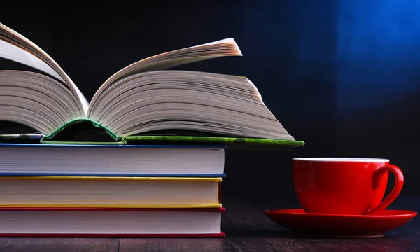 Komposition Mit Büchern Und Einer Tasse Kaffee Auf Dem Tisch — Stockfoto
