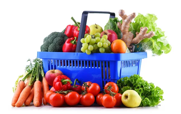 プラスチック ショッピング バスケット白で隔離の新鮮な有機果物と野菜 — ストック写真
