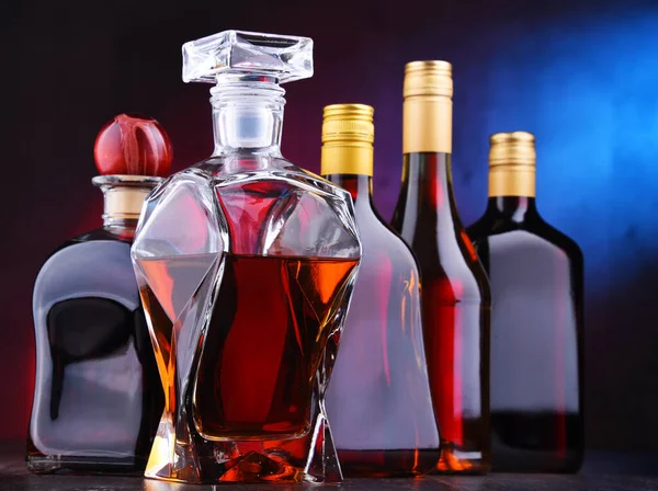 Composición Con Jarra Botellas Bebidas Alcohólicas Variadas — Foto de Stock