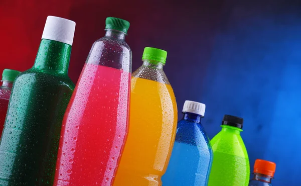 Bouteilles Plastique Boissons Gazeuses Assorties Dans Une Variété Couleurs — Photo