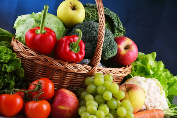 Frutas Verduras Orgánicas Frescas Canasta Mimbre — Foto de Stock
