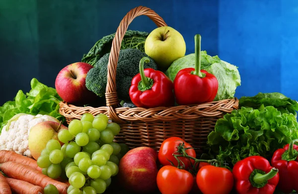 ウィッカーバスケットの新鮮な有機果物や野菜 — ストック写真