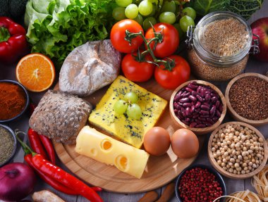 Masada çeşitli organik gıda ürünleri var..