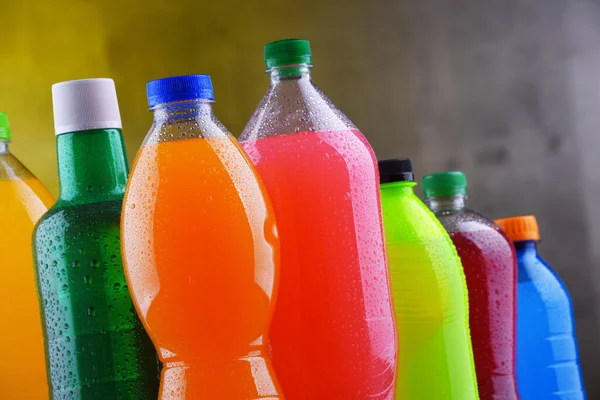 Plastikflaschen Mit Verschiedenen Kohlensäurehaltigen Limonaden Verschiedenen Farben — Stockfoto