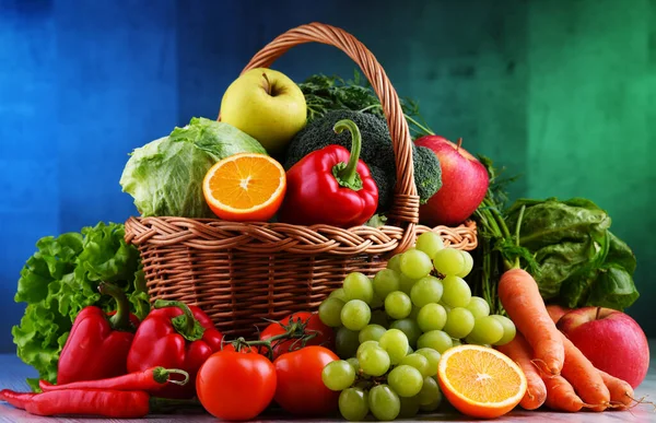 Świeże Organiczne Owoce Warzywa Wiklinowym Koszu — Zdjęcie stockowe