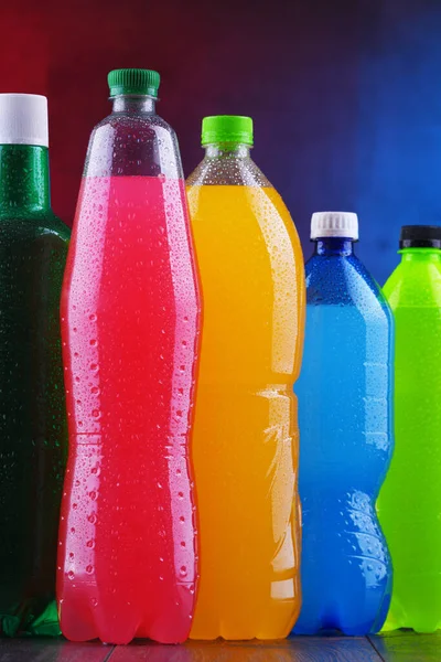 Plastic Flessen Van Diverse Koolzuurhoudende Frisdranken Verschillende Kleuren — Stockfoto