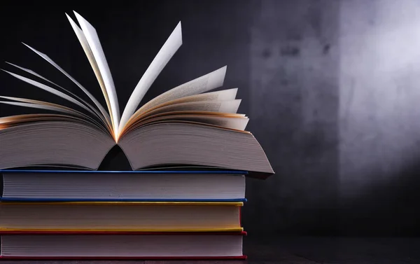 Composición Con Libro Abierto Sobre Mesa — Foto de Stock