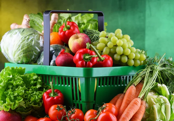 Φρέσκα Βιολογικά Φρούτα Και Λαχανικά Πλαστικό Καλάθι Αγορών — Φωτογραφία Αρχείου