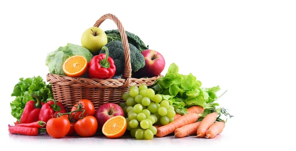 Świeże Organiczne Owoce Warzywa Wiklinowym Koszu Izolowanym Białym — Zdjęcie stockowe