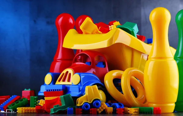 Komposition Mit Bunten Plastikspielzeugen Für Kinder — Stockfoto