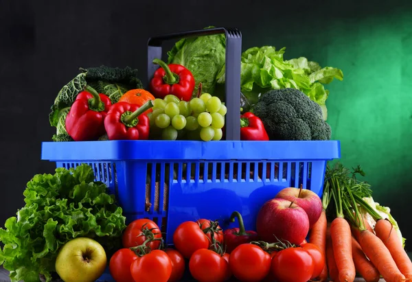 Frutas Legumes Orgânicos Frescos Cesto Compras Plástico — Fotografia de Stock