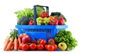 Taze organik meyve ve sebze alışveriş sepeti beyaz izole plastik