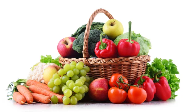 Verse Biologische Groenten Fruit Rieten Mand Geïsoleerd Wit — Stockfoto