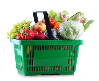 Taze organik meyve ve sebze alışveriş sepeti beyaz izole plastik
