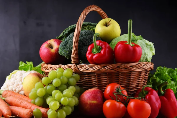 Φρέσκα Βιολογικά Φρούτα Και Λαχανικά Ψάθινο Καλάθι — Φωτογραφία Αρχείου