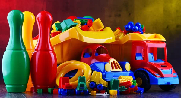 Состав Красочными Пластиковыми Игрушками Детей — стоковое фото