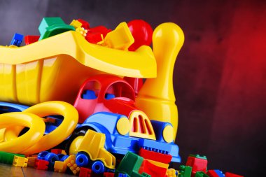 Renkli plastik çocuk oyuncaklarıyla kompozisyon.