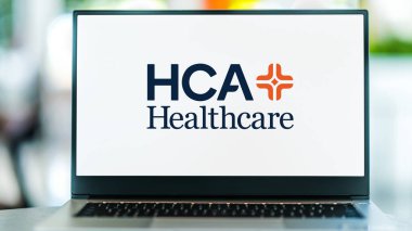 POZNAN, POL - 25 Şubat 2022: FHCA Sağlık Hizmetleri logosu sunan dizüstü bilgisayar, 1968 yılında kurulan kar amacı güden bir sağlık hizmetleri operatörü.