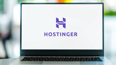 POZNAN, POL - 25 Şubat 2022: Hostinger International 'ın logosunu gösteren dizüstü bilgisayar, bir çalışana ait web sunucusu ve İnternet alan adı kaydı.