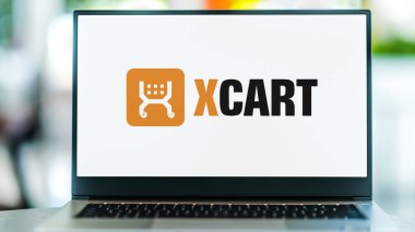 POZNAN, POL - 25 Şubat 2022: SaaS çözeltisi yoluyla veya indirme paketi yoluyla dağıtılan ticari bir açık kaynak alışveriş arabası platformu olan X-Cart 'ın logosunu gösteren dizüstü bilgisayar