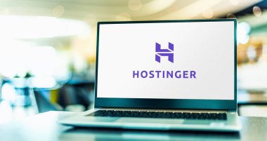 POZNAN, POL - 25 Şubat 2022: Hostinger International 'ın logosunu gösteren dizüstü bilgisayar, bir çalışana ait web sunucusu ve İnternet alan adı kaydı.
