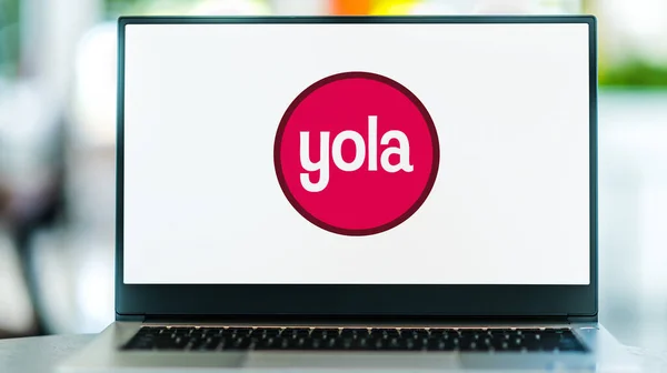 Poznan Pol Feb 2022 Laptop Computer Displaying Logo Yola Website — Fotografia de Stock