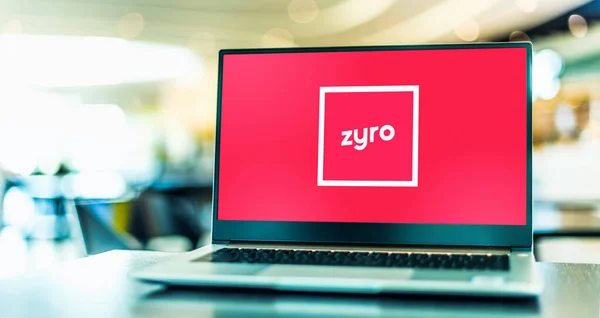 Poznan Pol Feb 2022 Komputer Laptopie Logo Zyro Firmy Programistycznej — Zdjęcie stockowe