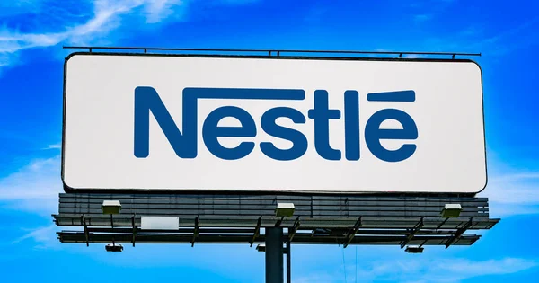 Poznan Pol Jun 2022 Advertisement Billboard Displaying Logo Nestle Multinational — Foto de Stock