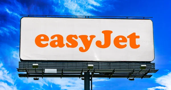 Poznan Pol Jun 2022 Advertisement Billboard Displaying Logo Easyjet Multinational — Foto de Stock