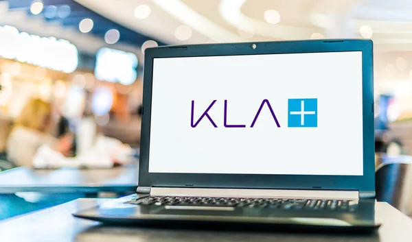 Poznan Pol Aug 2022 Laptop Computer Displaying Logo Kla Corporation — Foto de Stock
