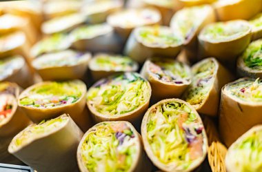 Fast food restoranında satılan yeni hazırlanmış tortilla paketleri..