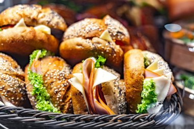 Fast food restoranında taze hazırlanmış sandviçler satılıyor..