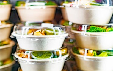 Önceden paketlenmiş ticari bir buzdolabında sergilenen yemekleri yemeye hazır.